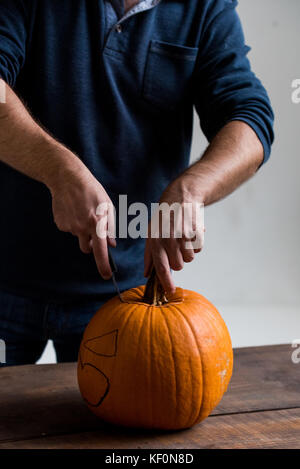 Mani maschio carving zucca Foto Stock