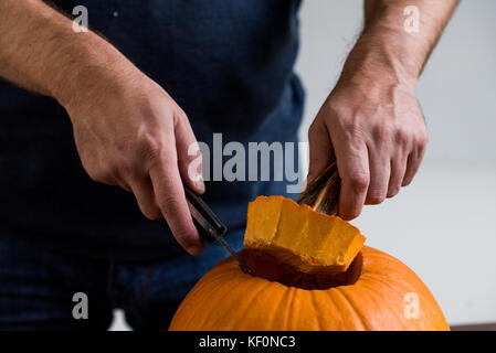 Mani maschio carving zucca Foto Stock