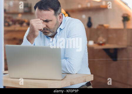 Premuto uomo d affari con computer portatile Foto Stock