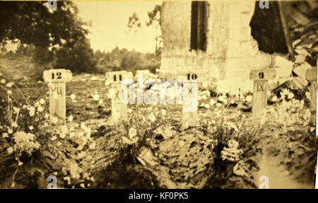 Questa fotografia del 15 luglio 1944 cattura la fattoria Richemont, con tombe contrassegnate con "Tombe B". Rappresenta un sito storico, probabilmente legato agli eventi della seconda guerra mondiale nella regione. Foto Stock