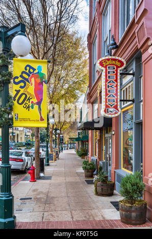 Rolando's Speakeasy bar sul viale centrale ("Bathhouse Row'), nel centro cittadino di Hot Springs, Arkansas, STATI UNITI D'AMERICA Foto Stock