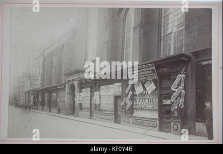 Kalverstraat, Gezicht op de winkels aan de voet van de Nieuwezijds Kapel (de 'kastjes'), kort voor de afbraak nel 1908 Foto Stock