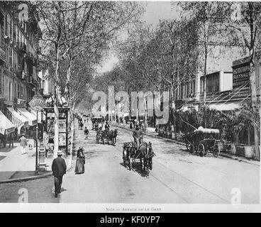 Questa fotografia storica presenta un grande tram trainato da cavalli a Nizza, che cattura un aspetto del trasporto del XIX secolo e il fascino nostalgico dei metodi di viaggio d'epoca. Foto Stock