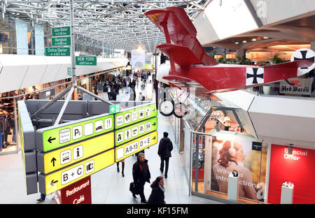 Berlino, Germania. 24 ottobre 2017. Passeggeri che camminano attraverso l'edificio del terminal dell'aeroporto di Tegel a Berlino, Germania, 24 ottobre 2017. Crediti: Maurizio Gambarini/dpa/Alamy Live News Foto Stock