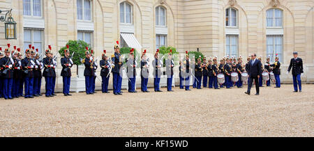 Parigi, Parigi, Francia. 24 Ott 2017. Il presidente egiziano Abdel Fattah al-Sisi rivede la guardia d'onore al suo arrivo al Palazzo Elysee a Parigi, il 24 ottobre 2017, in vista di un incontro con il presidente francese Emmanuel Macron Credit: Ufficio del presidente egiziano/APA Images/ZUMA Wire/Alamy Live News Foto Stock