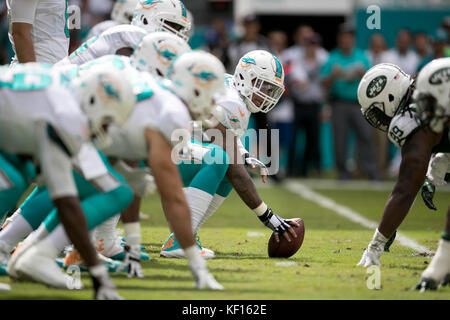 Giardini di Miami, Florida, Stati Uniti d'America. 24 ott 2017. Delfini di Miami Centro Mike Pouncey (51)all'Hard Rock Stadium di Miami il 22 ottobre 2017. Credito: Allen Eyestone/Palm Beach post/ZUMA filo/Alamy Live News Foto Stock