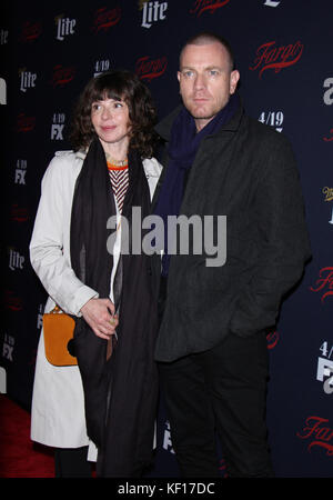 FILE ***FOTO*** NEW YORK, NY aprile .06, 2017 Matthew Rys, Keri Russell, Noah Emmerich, partecipa agli Upfronts 2017 di FX al SVA Theatre di New York, 05 aprile 2017. Credito:RW/MediaPunch Foto Stock