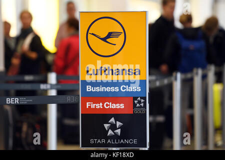 Berlino, Germania. 24 ottobre 2017. Clienti Lufthansa in attesa presso uno sportello Lufthansa presso l'aeroporto di Tegel a Berlino, Germania, 24 ottobre 2017. Crediti: Maurizio Gambarini/dpa/Alamy Live News Foto Stock