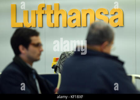 Berlino, Germania. 24 ottobre 2017. Clienti Lufthansa in attesa presso uno sportello Lufthansa presso l'aeroporto di Tegel a Berlino, Germania, 24 ottobre 2017. Crediti: Maurizio Gambarini/dpa/Alamy Live News Foto Stock