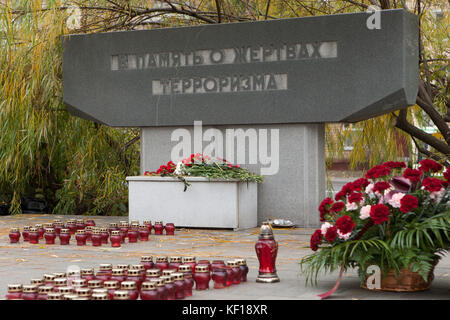 Mosca, Russia. 24 ottobre 2017. Fiori e candele di fronte a un memoriale in memoria delle vittime di un attacco terroristico a un teatro di Mosca, Russia, 24 ottobre 2017. I terroristi pesantemente armati hanno assalito il teatro Dubrovka il 23 ottobre 2002 e hanno preso 800 ostaggi. Crediti: Emile Alain Ducke/dpa/Alamy Live News Foto Stock