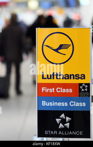 Berlino, Germania. 24 ottobre 2017. Clienti Lufthansa in attesa presso uno sportello Lufthansa presso l'aeroporto di Tegel a Berlino, Germania, 24 ottobre 2017. Crediti: Maurizio Gambarini/dpa/Alamy Live News Foto Stock