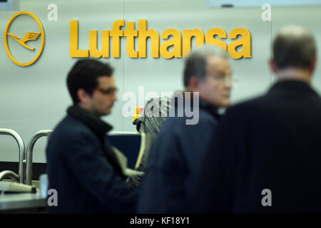 Berlino, Germania. 24 ottobre 2017. Clienti Lufthansa in attesa presso uno sportello Lufthansa presso l'aeroporto di Tegel a Berlino, Germania, 24 ottobre 2017. Crediti: Maurizio Gambarini/dpa/Alamy Live News Foto Stock