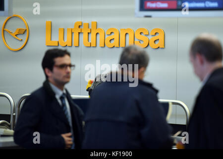 Berlino, Germania. 24 ottobre 2017. Clienti Lufthansa in attesa presso uno sportello Lufthansa presso l'aeroporto di Tegel a Berlino, Germania, 24 ottobre 2017. Crediti: Maurizio Gambarini/dpa/Alamy Live News Foto Stock