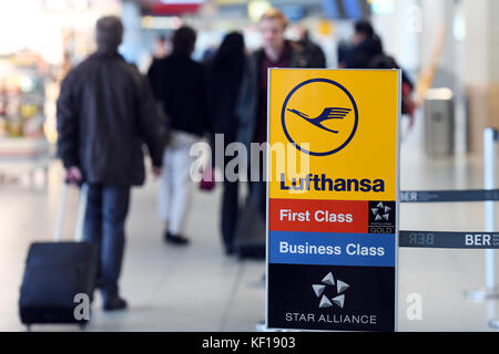 Berlino, Germania. 24 ottobre 2017. Clienti Lufthansa in attesa presso uno sportello Lufthansa presso l'aeroporto di Tegel a Berlino, Germania, 24 ottobre 2017. Crediti: Maurizio Gambarini/dpa/Alamy Live News Foto Stock