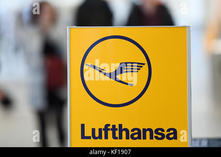 Berlino, Germania. 24 ottobre 2017. Clienti Lufthansa in attesa presso uno sportello Lufthansa presso l'aeroporto di Tegel a Berlino, Germania, 24 ottobre 2017. Crediti: Maurizio Gambarini/dpa/Alamy Live News Foto Stock