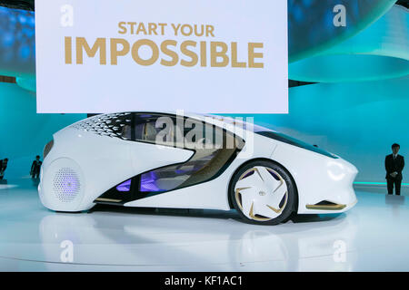 Tokyo, Giappone. 25 ottobre 2017. Toyota presenta la sua nuova concept car al 45° Salone dell'automobile di Tokyo. Crediti: Yuichiro Tashiro /Alamy Live News Foto Stock