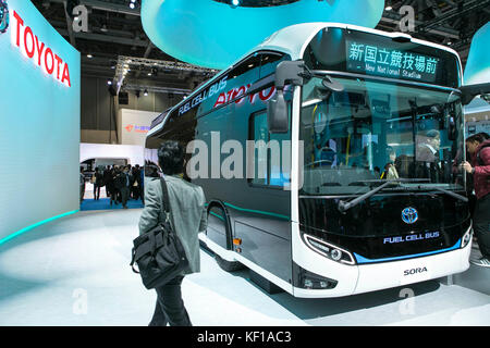 Tokyo, Giappone. 25 ottobre 2017. Toyota presenta il suo nuovo autobus a celle a combustibile al 45° Salone dell'automobile di Tokyo. Crediti: Yuichiro Tashiro /Alamy Live News Foto Stock