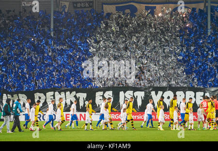 Magdeburg, Germania. 24 ott 2017. DFB-Pokal partita di calcio, di Magdeburgo, 24 ottobre 2017 magdeburg tifosi che festeggiano il loro team 1.fc magdeburg - Borussia Dortmund 0-5 DFB-Pokal partita di calcio a Magdeburgo, 22 ottobre 2017, stagione 2017/2018 credito: Peter schatz/alamy live news Foto Stock