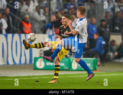 Magdeburgo, Germania. 24th Ott 2017. DFB-Pokal Soccer match, Magdeburgo, 24 ottobre 2017 Maximilian PHILIPP Nr. 20 BVB gareggia per la palla contro Richard WEIL, MD 37 1.FC MAGDEBURG - BORUSSIA DORTMUND 0-5 DFB-Pokal Soccer match in Magdeburgo, 22 ottobre 2017, Stagione 2017/2018 credito: Peter Schatz/Alamy Live News Foto Stock