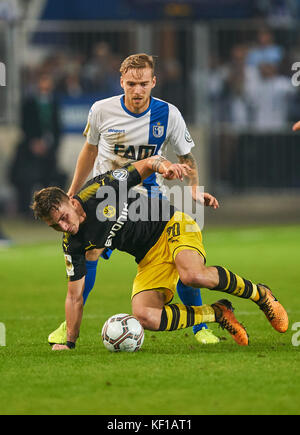 Magdeburg, Germania. 24 ott 2017. DFB-Pokal partita di calcio, di Magdeburgo, 24 ottobre 2017 maximilian philipp nr. 20 bvb competere per la sfera contro nils butzen, MD 16 1.fc magdeburg - Borussia Dortmund 0-5 DFB-Pokal partita di calcio a Magdeburgo, 22 ottobre 2017, stagione 2017/2018 credito: Peter schatz/alamy live news Foto Stock