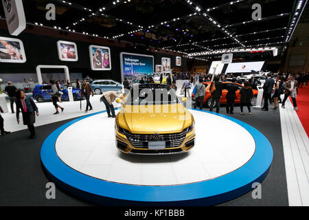 Tokyo, Giappone. 25 ott 2017. I visitatori si radunano presso il quarantacinquesimo Tokyo Motor Show 2017 a Tokyo Big Sight il 25 ottobre 2017, Tokyo, Giappone. motor show di Tokyo 2017 sarà vetrina di nuovo le soluzioni per la mobilità di oltre 153 giapponese e case automobilistiche all'estero. la mostra è aperta al pubblico dal 26 ottobre al 5 novembre. Credito: rodrigo reyes marin/aflo/alamy live news Foto Stock