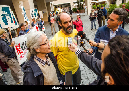 Barcellona, in Catalogna, Spagna. 25 ott 2017 con la partecipazione di rappresentanti di organizzazioni sociali ha spiegato ai media la necessità di respingere il nuovo terminal delle navi da crociera. in coincidenza con la riunione del consiglio di amministrazione del porto autonomo di Barcellona, dove hanno probabilmente avuto di gara nuove opere di miglioramento o di espansione della nave da crociera terminali, varie organizzazioni sociali e i vicini stati portati insieme per dimostrare la loro opposizione al progetto. Credito: zuma press, inc./alamy live news Foto Stock