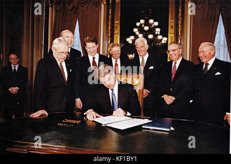 Il presidente degli Stati Uniti Bill Clinton firma i suoi primi ordini presidenziali nella President's Room del Campidoglio degli Stati Uniti a Washington, DC il giorno dell'inaugurazione, mercoledì 20 gennaio 1993. Unendosi al presidente da sinistra a destra: Il senatore STATUNITENSE Wendell Ford (democratico del Kentucky), il Whip di minoranza del Senato degli Stati Uniti Alan Simpson (repubblicano del Wyoming), il vicepresidente degli Stati Uniti al Gore, il leader della maggioranza della camera degli Stati Uniti Richard Gephardt (democratico del Missouri), il presidente della camera degli Stati Uniti Tom Foley (democratico di Washington), il leader della maggioranza del Senato degli Stati Uniti George Mitchell (alla camera del Maine) e il leader democratico della minoranza degli Stati Uniti Robert H. Michel (rappresentante del Maine) Foto Stock