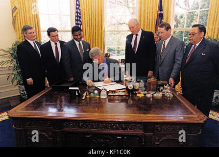 Il presidente degli Stati Uniti Bill Clinton firma un ordine esecutivo che aumenta l'uso delle cinture di sicurezza negli Stati Uniti presso l'Ufficio ovale della Casa Bianca a Washington, DC il 16 aprile 1997. Da sinistra a destra: Ex Segretario dei trasporti Andrew 'Andy' Card, ex Segretario dei trasporti Federico Peña, attuale Segretario dei trasporti, Rodney Slater, Presidente Clinton, ex Segretario dei trasporti Alan Boyd, ex Segretario dei trasporti Samuel Skinner e ex Segretario dei trasporti William T. Coleman Jr. Guarda sopra. Credito obbligatorio: Barbara Kinney/Casa Bianca via CNP - N. Foto Stock