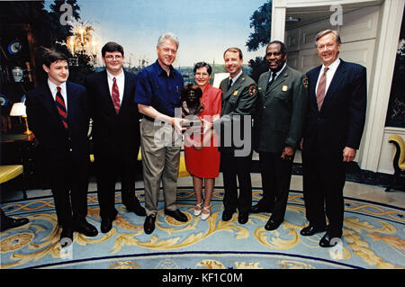 Il presidente degli Stati Uniti Bill Clinton consegna il premio Harry M. Yount Ranger of the Year a Mike Anderson del Cape Hatteras National Seashore, Carolina del Nord, nella sala di accoglienza diplomatica della Casa Bianca a Washington, DC il 22 aprile 1998. Nella foto da sinistra a destra: Richard Anderson, Michael Anderson, presidente Clinton, Gale Anderson, Mike Anderson, Robert Stanton e il Segretario degli interni degli Stati Uniti Bruce Babbitt. Credito obbligatorio: Ralph Alswang/Casa Bianca via CNP - NESSUN SERVIZIO DI TELECOMUNICAZIONE - foto: Ralph Alswang/foto notizie consolidate/Ralph Alswang - Casa Bianca via Foto Stock