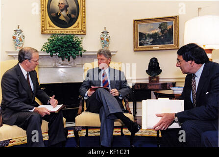 Il presidente degli Stati Uniti Bill Clinton, al centro, riceve un briefing dal consigliere per la sicurezza nazionale Anthony Lake, a sinistra, sulla situazione in Iraq nell'ufficio ovale della Casa Bianca a Washington, DC l'11 ottobre 1994. Leon Panetta, capo di stato maggiore della Casa Bianca, guarda da destra. Credito: White House via CNP - NESSUN SERVIZIO DI TELECOMUNICAZIONE - foto: White House/foto notizie consolidate/Casa Bianca via CNP Foto Stock