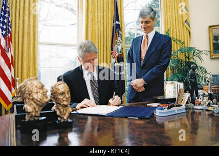 Il presidente degli Stati Uniti Bill Clinton firma il Debt Limit Extension Bill presso l'Ufficio ovale della Casa Bianca a Washington, DC l'8 febbraio 1996. Il Segretario al Tesoro DEGLI STATI UNITI Robert Rubin guarda da destra. Credito Manditory: Sharon Farmer White House via CNP - SENZA SERVIZIO DI TELECOMUNICAZIONE - foto: Sharon Farmer/foto notizie consolidate/Sharon Farmer - Casa Bianca via CNP Foto Stock