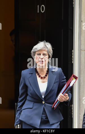 Londra, Regno Unito. 25 ott 2017. Il primo ministro Theresa Maggio lascia 10 Downing Street bound per la House of Commons per Primi Ministri domande. Credito: Peter Manning/Alamy Live News Foto Stock