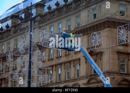 Gli operai del Consiglio segnalano l'arrivo delle festività natalizie mentre preparano le decorazioni per le luci natalizie nella George Square della città. Foto Stock