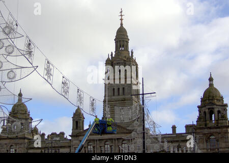 Gli operai del Consiglio segnalano l'arrivo delle festività natalizie mentre preparano le decorazioni per le luci natalizie nella George Square della città. Foto Stock