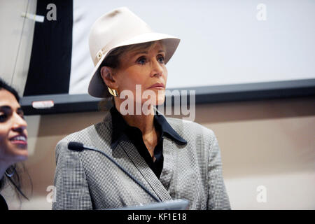 Jane Fonda parla al roc regno disuguaglianza economica incontro a roosevelt House di New York City, NY, Stati Uniti d'America, 24 ottobre 2017. Foto Stock