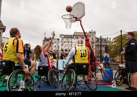 Londra, Regno Unito. 24 ottobre, 2017. MP conservatore Gillian Keegan germogli e punteggi in un basket in carrozzella corrispondono sul mondo della Polio giorno. Credito: amanda rose/Alamy Live News Foto Stock