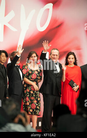 Tokyo, Giappone. 25 ott 2017. Il regista Martin Provost, attore e regista Tommy Lee Jones insieme con sua figlia Victoria Jones e attrice Zhao Wei, partecipare a tappeto rosso del trentesimo Tokyo International Film Festival come membri della concorrenza internazionale giuria a Roppongi Hills a Tokyo il 25 ottobre 2017. Credito: Hiroko Tanaka/Alamy Live News Foto Stock