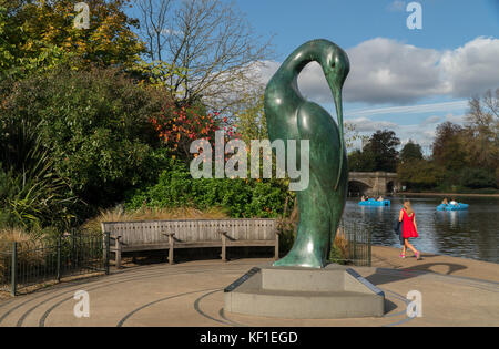 Londra, Regno Unito. 25 ott 2017. autunno a Londra: serenità, una scultura in bronzo disegnato da lo scultore britannico simon spinotto, in una giornata autunnale in Hyde Park a Londra. photo data: mercoledì 25 ottobre, 2017. Credito: roger garfield/alamy live news Foto Stock