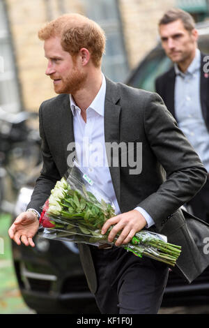 Copenaghen, Danimarca. 25 ottobre 2017.HRH il principe Harry del Galles è stato ritratto dopo aver ricevuto bouquet di fiori da sostenitori al di fuori dei progetti KPH a Copenhagen. Harry ha visitato il centro durante un viaggio ufficiale di due giorni nella capitale danese. Credit: Matthew James Harrison / Alamy Live News Foto Stock