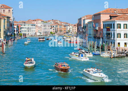 Venezia Italia Venezia vaporetto ACTV vaporetti taxi acqueo o con il vaporetto a Venezia sul Canal Grande Venezia Italia EU Europe Foto Stock