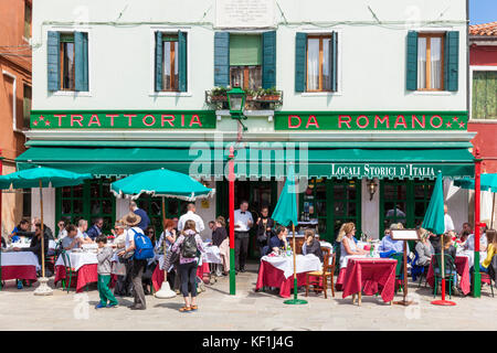 Venezia Italia Venezia persone mangiare a un tipico di proprietà familiare Trattoria da Romano sulla isola veneziana di Burano Laguna di Venezia Venezia Italia EU Europe Foto Stock