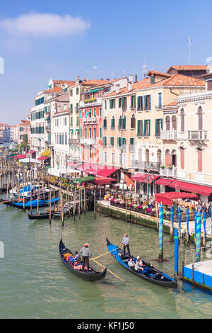 Venezia Italia Venezia gondolieri canottaggio gondole piena di turisti per un giro in gondola sul Canal Grande Riva del Vin Venezia Italia eu europe Foto Stock