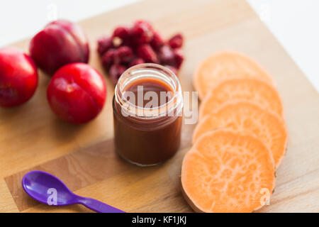 Alimenti per bambini: Jar con purea di frutta isolato su sfondo bianco Foto  stock - Alamy