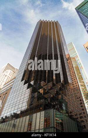 Cerca fino al Trump Tower in Manhattan New York City sotto il cielo blu con nuvole feathery. Foto Stock