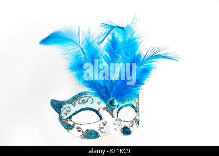 Eleganti dame' white masquerade mask con paillettes, blu di perline di vetro e piume close up su sfondo bianco isolato Foto Stock
