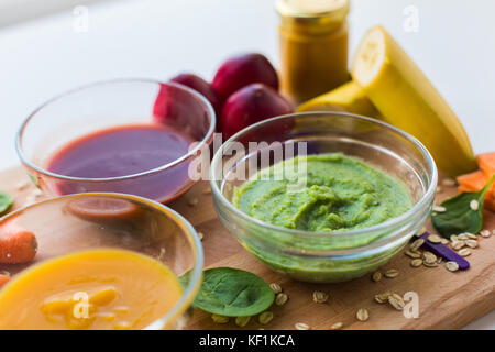 La purea di verdure o cibo per neonati in ciotole in vetro Foto Stock