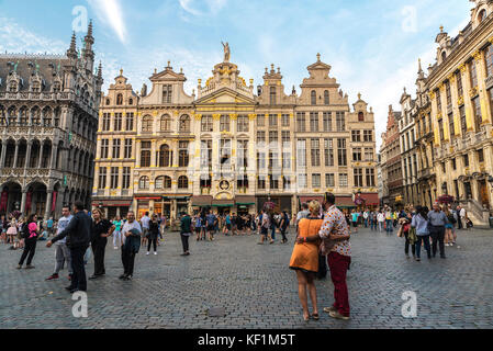 Bruxelles, Belgio - 26 agosto 2017: vista sulla Grand Place con la gente a piedi attorno a Bruxelles, in Belgio Foto Stock