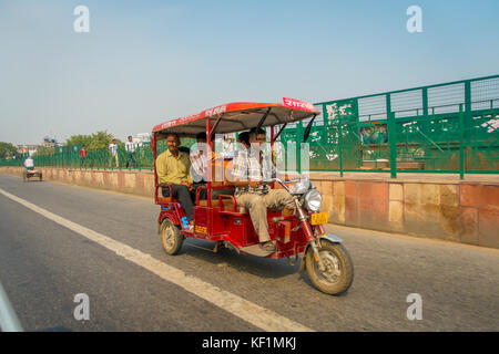 Agra, India - 19 settembre 2017: l'uomo non identificato cavalca un motociclo, nelle strade in India centrale in Agra, India Foto Stock