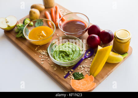 La purea di verdure o cibo per neonati in ciotole in vetro Foto Stock