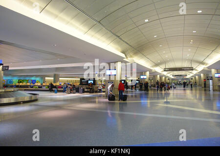 HOUSTON, ESA 19 SETTEMBRE 2017: Passeggeri non identificati che camminano con il lugagge nell'aeroporto di Houston Intercontinental Airport, Houston, Texas Foto Stock